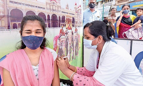 A health worker administers Covid-19 vaccine to a woman in Mysuru. (Photo | Udayshankar S, EPS)