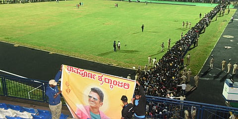 Fans of actor Puneeth Rajkumar gadherd to pay last respect at Kanteerva Stadium in Bengaluru. (Photo| Nagaraja Gadekal, EPS)
