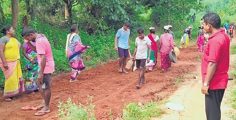 Tribals of Ballukota village in Vizianagaram Agency take part in road construction work | Express