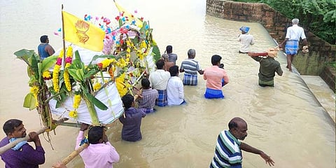 Residents of Kazhuvanthondi carrying bodies to the graveyard on Friday | Express