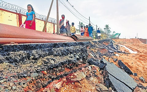 The ongoing construction of Shankhumukham-airport road in Thiruvananthapuram stopped due to heavy rain and strong waves. The diaphragm wall has been washed away by towering waves | Vincent Pulickal