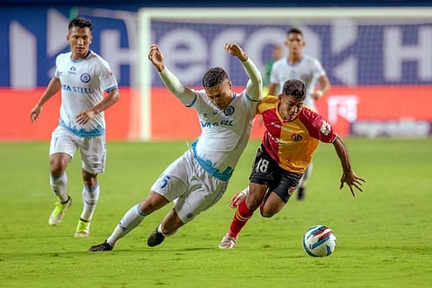 Sourav Das of SC East Bengal and Ishaan Pandita of Jamshedpur FC vie for the ball during match 3 of season 8 of Indian Super League. (Photo | PTI)