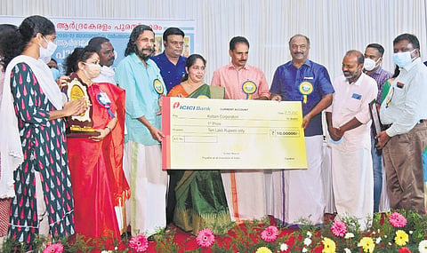 Kollam Mayor Prasanna Ernest receives the award from Finance Minister K N Balagopal as MP N K Premachandran and others look on