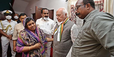 Kerala Governor Arif Mohammed Khan visiting the house of Mofiya Parveen at Edayappuram, Aluva. (Photo| Arun Angela, EPS)