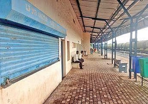 The sealed canteen of Deepak Tinekar at Khanapur Railway Station