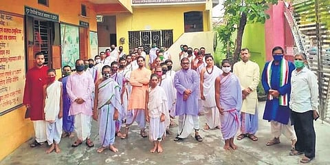 Students and faculty members of Vedapathsala at Berhampur. (Photo | EPS)