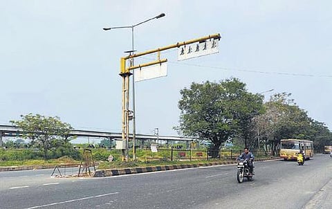 Faulty signal puts students’ lives at risk