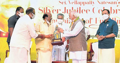 Governor Arif Mohammed Khan presenting a memento to SNDP Yogam general secretary Vellappally Natesan at the felicitation function in Cherthala on Sunday. Chief Minister Pinarayi Vijayan and Union Mini