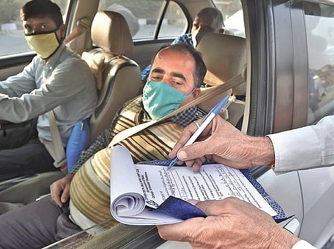 A policeman issues a ‘challan’ to a commuter for not wearing mask in a public place in New Delhi as Covid-19 cases surge across the national capital | Pti