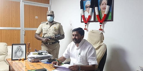 AIADMK MLA Vaiyapuri Manikandan with the armed security personnel provided to him by police. (Photo | EPS)