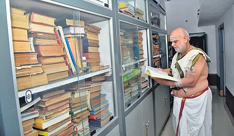 Eminent Vedic scholar Viswanatha Gopalakrishna Sastry at his home in Rajamahendravaram. (Photo | Express)