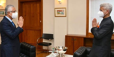 External Affairs minister S Jaishankar (R) greets Mauritius Prime Minister Pravind Jugnauth. (Photo| Twitter/ @DrSJaishankar)