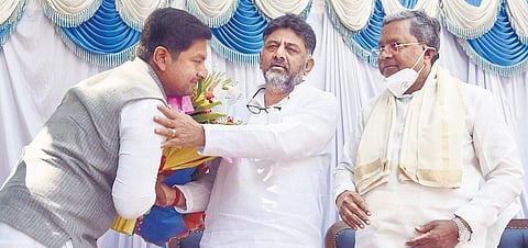 Independent MLA Sharath Bachegowda greets KPCC chief D K Shivakumar and CLP leader Siddaramaiah in Bengaluru on Thursday | Nagaraja Gadekal