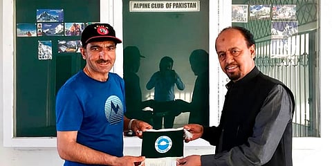 Pakistani mountaineer Ali Sadpara (L) receives a souvenir from Karrar Haider, a top official of Alpine Club of Pakistan. (Photo | AP)