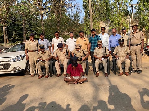 Haveri police with Ritesh who is one of the accused (Photo | Express)