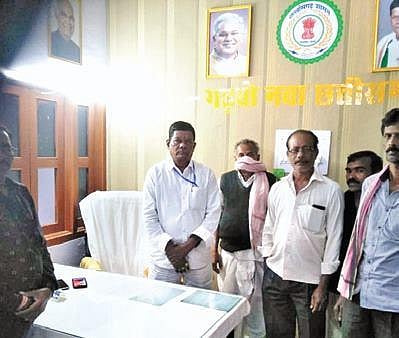 Villagers of Chardapali with Saraipali MLA