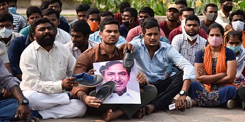 Unemployed JAC members stage a protest in front of the Arts College, Osmania University against raising the staff’s retirement age. (Photo| Vinay Madapu, EPS)