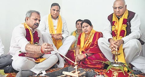Delhi BJP president Adesh Gupta performs puja during the inauguration of the assistance cell. (Photo| Parveen Negi, EPS)