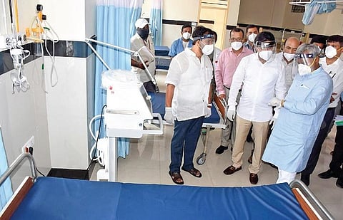 Health Minister K Sudhakar and Cooperation Minister S T Somashekhar visiting a hospital to take stock of Covid situation in Mysuru on Thursday | Udayshankar S
