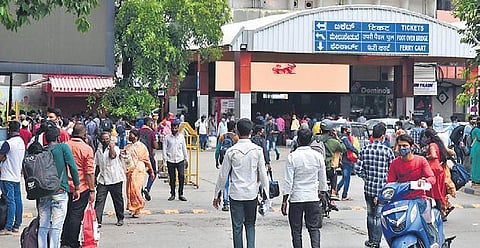 KSR Railway Station was crowded with people who wanted to board trains to their hometowns before the lockdown came into effect, in Bengaluru on Sunday | sriram b n