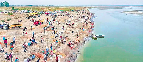 People arrive to perform the last rites of deceased relatives on the banks of Ganga in Unnao district of Uttar Pradesh on Thursday. (Photo | PTI)