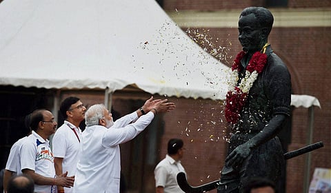 Prime Minister Narendra Modi pays floral tribute to Major Dhyan Chand's statue. (File Photo)