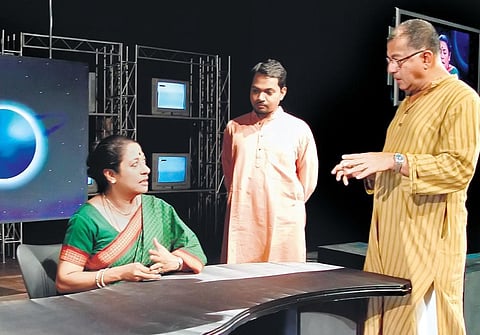 Girish Karnad directing Arundhati Nag in Bikhre Bimb ,which marked Karnad’s return to direction after a break of 30 years. Also seen, Kannada director K M Chaitanya