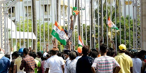 TMC supporters stage a protest over the arrest of party leaders in connection with the Narada scam case, at Raj Bhawan in Kolkata. (Photo | ANI)