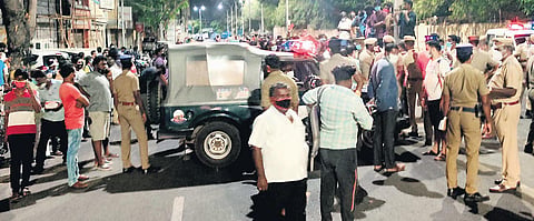 Police dispersing the people gathered to buy Remdesivir near Nehru Stadium in Chennai. (Photo| Shiba Prasad Sahu, EPS)