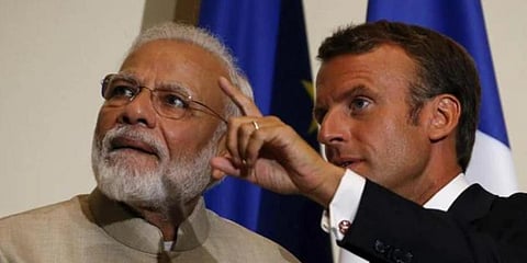 PM Narendra Modi (L) with France President Emmanuel Macron