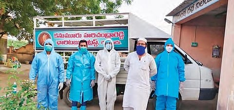 Members of Eidgah Youth Association at work, in Gudur town of Nellore district | Express