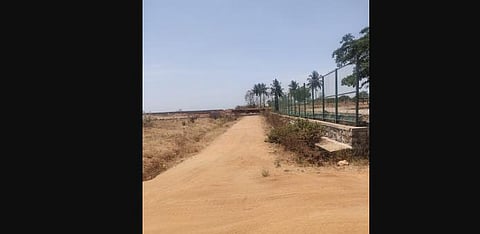 The narrow road running to a width of 20 feet in IVth Block of Nadaprabhu Kempegowda Layout merges with a much wider road (40 ft) on both ends. (Photo | Express)