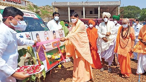 Shri Budi Basaveshwara Shivacharya Swamiji of Gabbur offers puja to the vans carrying food to various gram panchayats