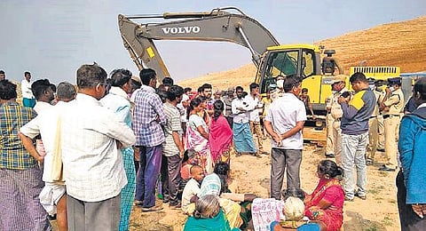 Officials and cops talk with the protesting Mallanna Sagar oustees, at Etigadda Kistapur village (Photo| EPS)