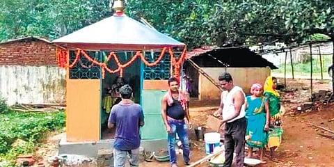 Workers from Odisha try to construct Jagannadha Swamy temple at Nerellavalasa in the disputed Kotia villages of Andhra-Odisha Border. (Photo | Express)