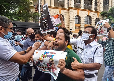 Kolkata Police detains Indian Youth Congress (IYC) activists outside Governor house during a protest over Pegasus project issue in Kolkata. (Photo | PTI)