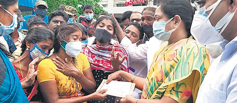 Home Minister Mekathoti Sucharita handing over an ex gratia of `10 lakh to the kin of Ramyasri at GGH in Guntur on Monday. (Photo | Express)