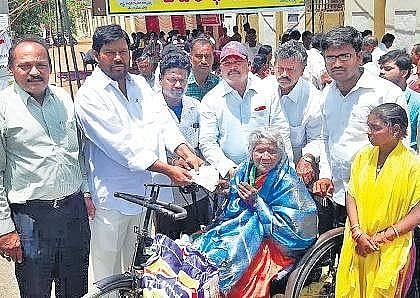 Govardhan Reddy distibuting food to people who come to the Kadapa Collectorate to give representations during Spandana. (Photo | Express)