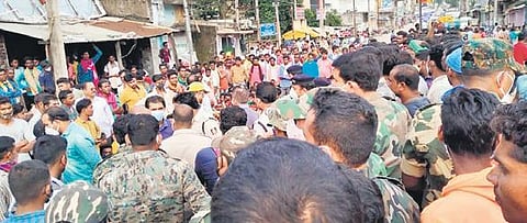 Farmers block Umerkote-Jeypore highway over fertiliser shortage on Tuesday | Express