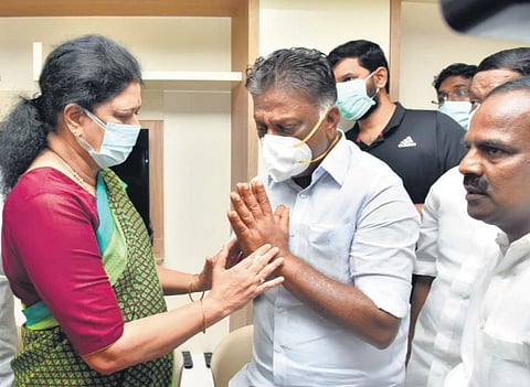 VK Sasikala meeting AIADMK coordinator O Panneerselvam and condoling the death of his wife Vijayalakshmi, in Chennai on Wednesday | Express