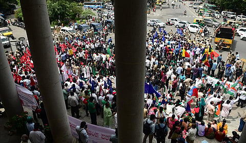 Activists from various Kannada organisations and trade union raise slogans during the Bharat Bandh in Bengaluru. (Photo | Ashishkrishna HP, EPS)
