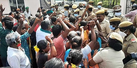 Narikuravars staging a protest at Perambalur Collectorate on Monday. (Photo | Express)