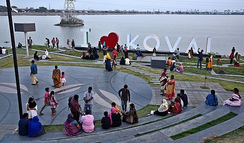 People flock to the renovated bund of Periyakulam lake in Ukkadam, Coimbatore (File Photo | A Raja Chidambaram, EPS)