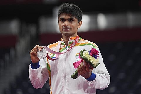 Shuttler Suhas Yathiraj with his medal at the Tokyo Paralympics. (Photo | AP)