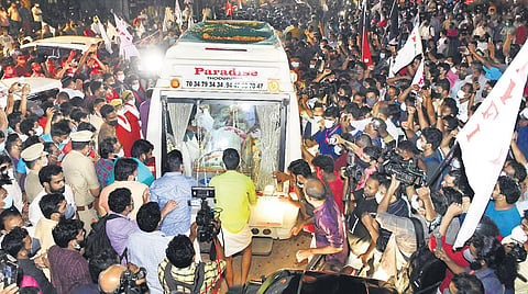 People thronging to have a glimpse of slain SFI worker Dheeraj Rajendran when the convoy reached Malaparambu junction in Kozhikode. (File photo| EPS)