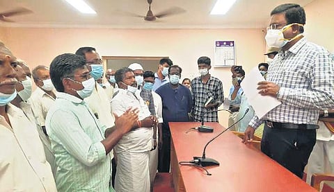 A group of Michaelpatti residents submit petitions to Thanjavur Collector on Friday | Express