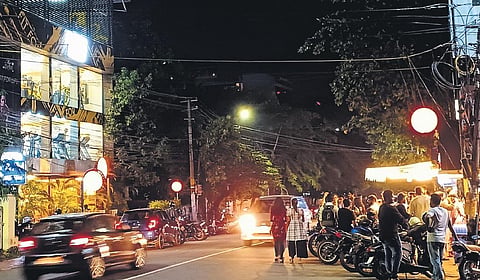 People visiting roadside eateries and shops at the Kazhakoottam-Lulu Mall stretch, one of the three corridors identified for the nightlife project in the capital | B P Deepu