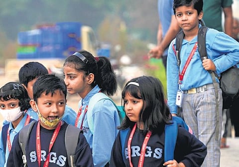 Parents condemned city govt. for poor preparations to tackle air pollution | Express