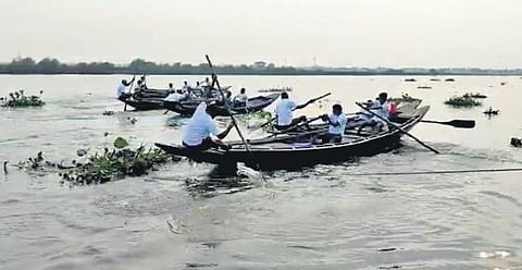 The boat race in progress in Gobari river | Express