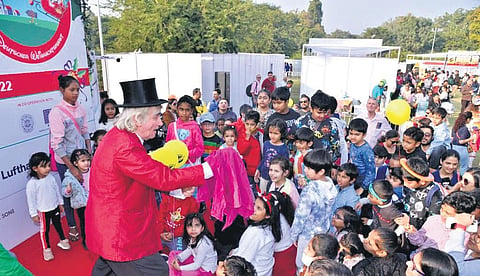 A magician entertains children at the German Christmas market